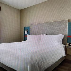 King Room Hearing Accessible or Non-Smoking